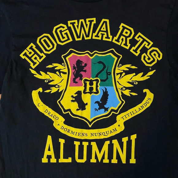 Harry Potter Hogwarts Alumni T-Shirt - Picture 3 of 3